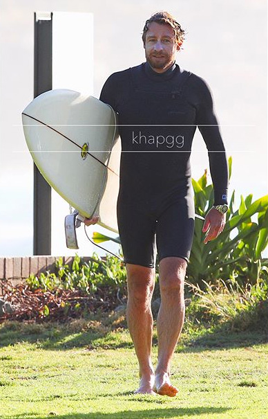 Simon Baker surfing on October 18, 2017 in Sydney, Australia (photos Agrid ...